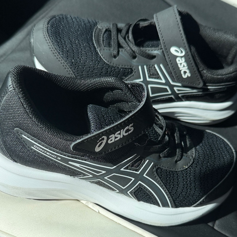 ASICS CONTEND 9 Kids Black and White Sneakers strap closure